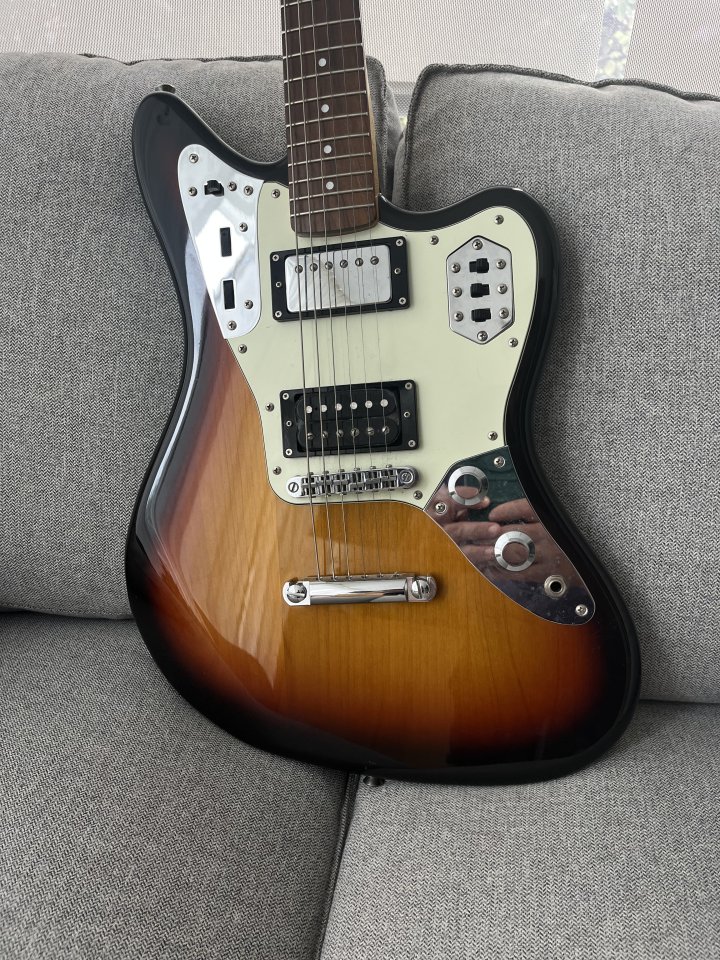 Solo hoy!!! Fender Special Edition Jaguar HH Sunburst