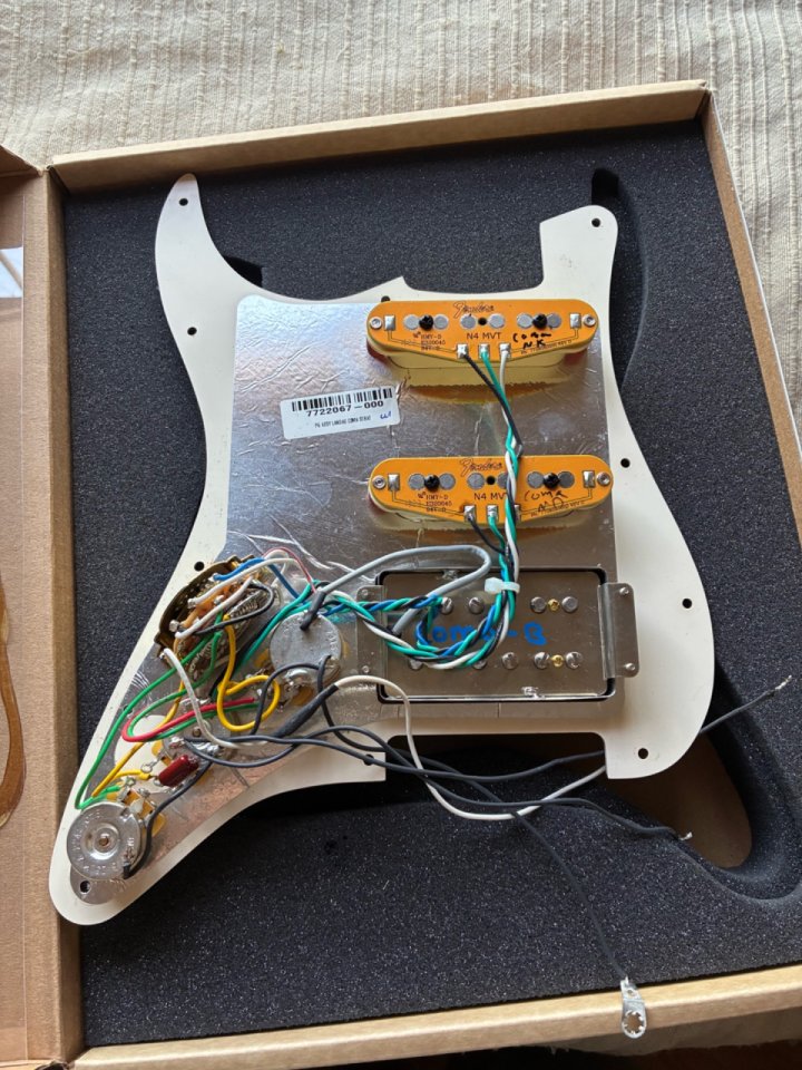 Juego de pastillas y golpeador Fender Noiseless Cunife de segunda mano · Foto 2 de 2 · Madrid · 375 €