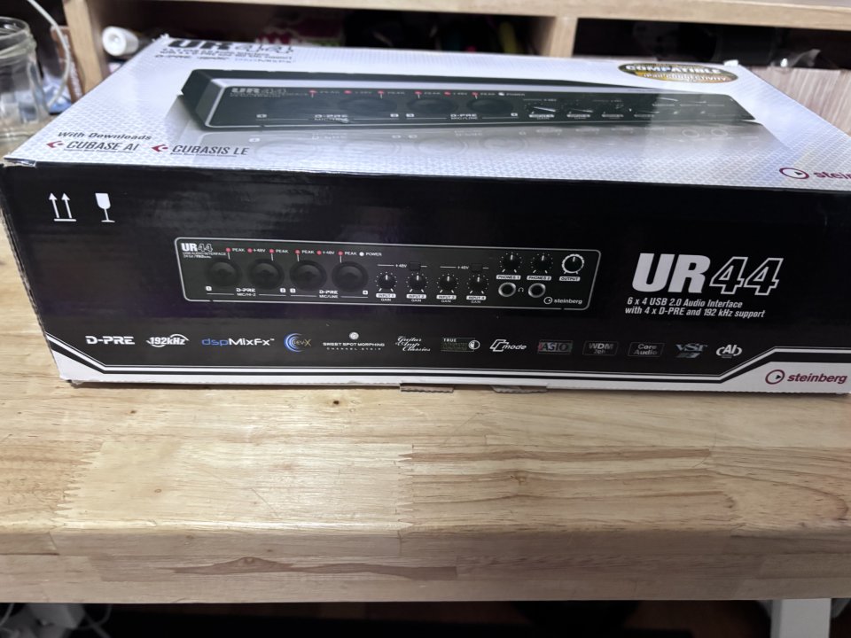 Steinberg UR44 – Interfaz de audio USB (con caja y accesorios)