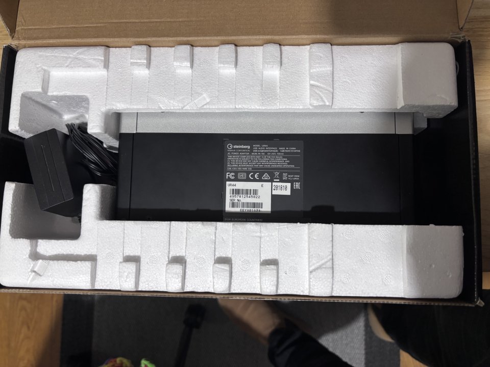 Steinberg UR44 – Interfaz de audio USB (con caja y accesorios)