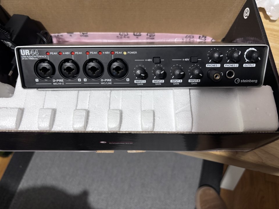 Steinberg UR44 – Interfaz de audio USB (con caja y accesorios)