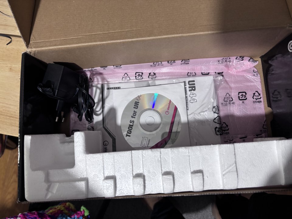 Steinberg UR44 – Interfaz de audio USB (con caja y accesorios)