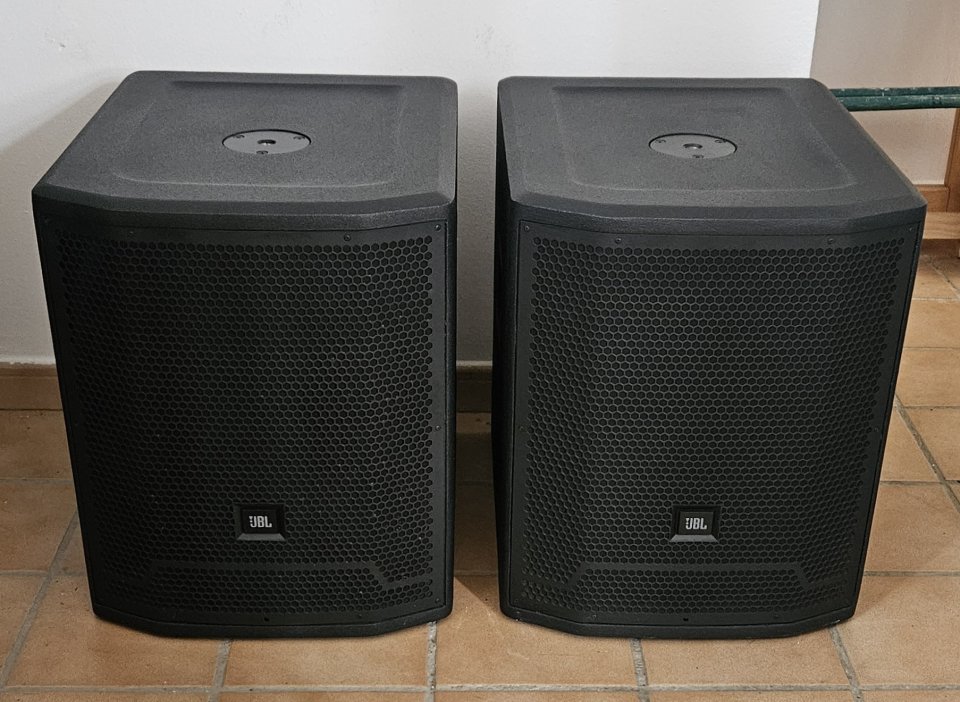 2 Subwoofer JBL PRX-715XLF con 3000Watios RMS.