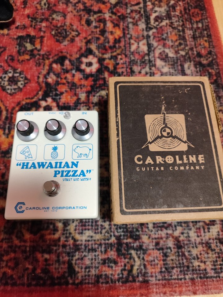 Hawaiian Pizza de Caroline Corporation RESERVADO