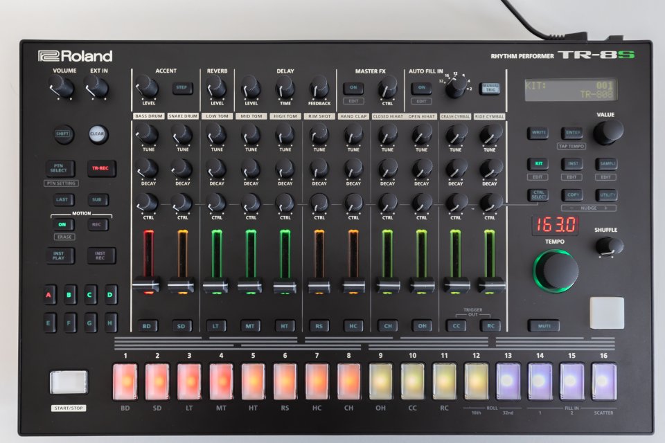 Roland TR-8S Como nueva + garantía Thomann de segunda mano · Foto 1 de 9 · Almería · 590 €