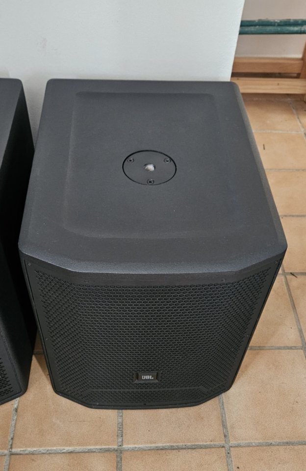2 Subwoofer JBL PRX-715XLF con 3000Watios RMS.