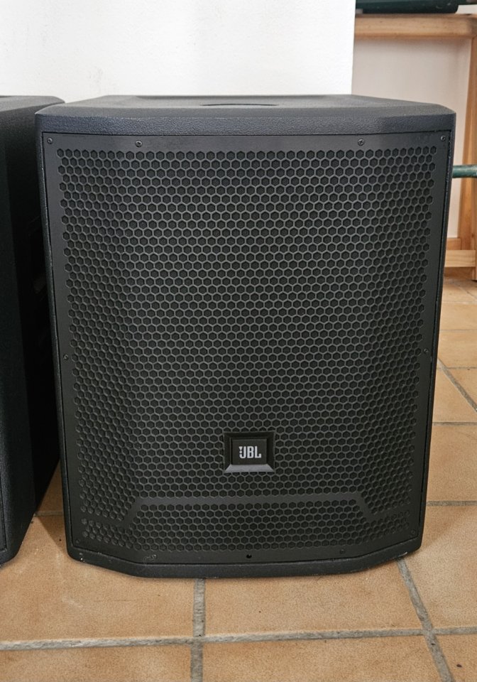 2 Subwoofer JBL PRX-715XLF con 3000Watios RMS.