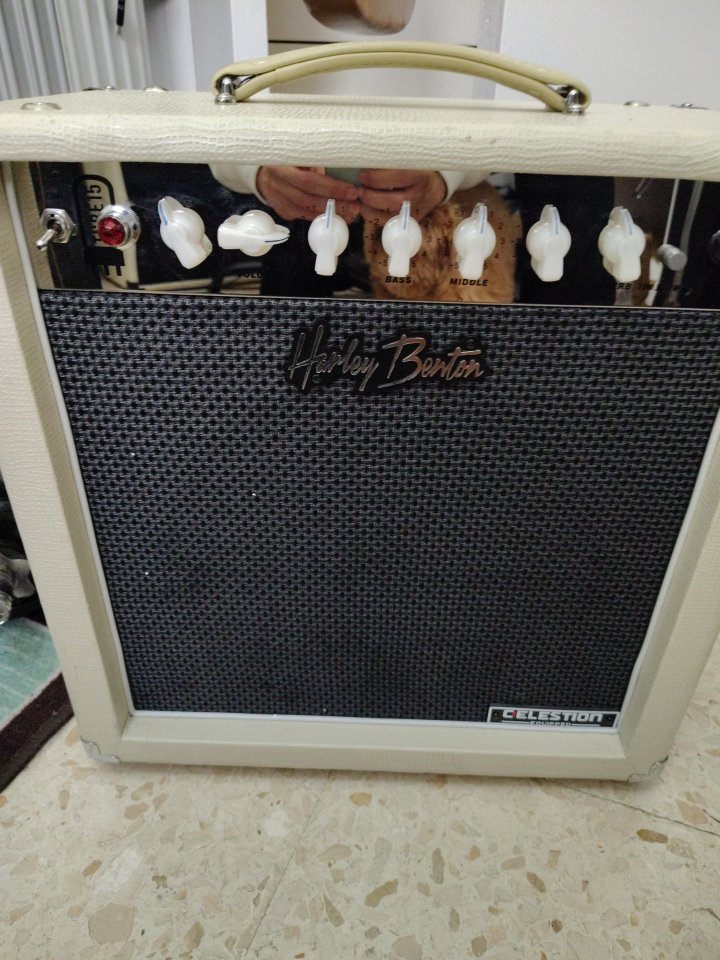 Amplificador Harley Benton Tube15 de segunda mano · Foto 1 de 2 · Sevilla · 200 €