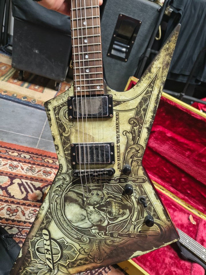 Stratocaster con EMG y Dean Explorer Dave Mustaine Signature Zero de segunda mano · Foto 7 de 10 · Gipuzkoa · 490 €