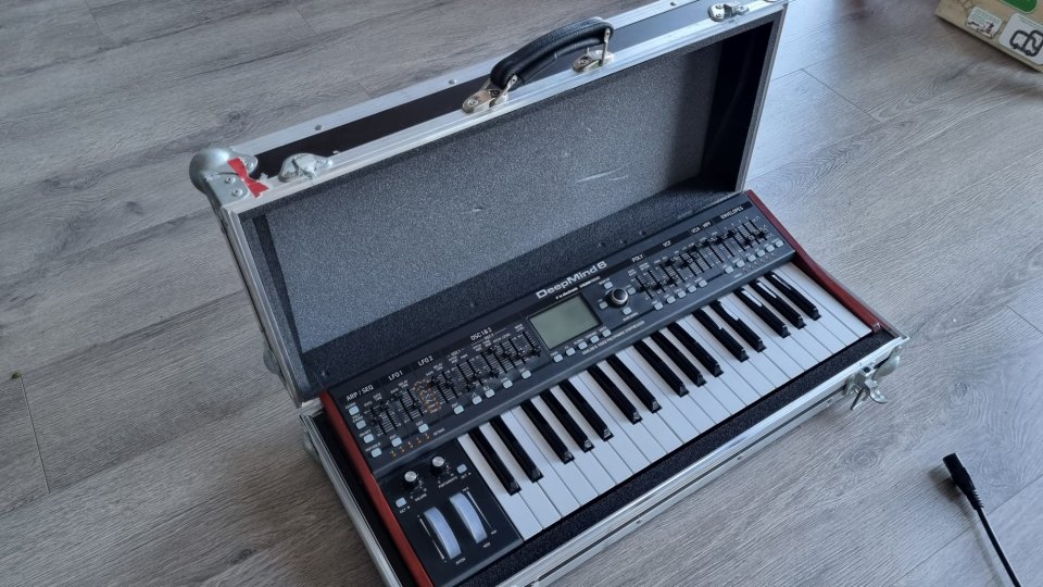 Sintetizador Behringer Deepmind 6 con Estuche Rígido - Buen estado