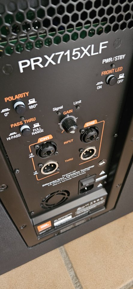 2 Subwoofer JBL PRX-715XLF con 3000Watios RMS.