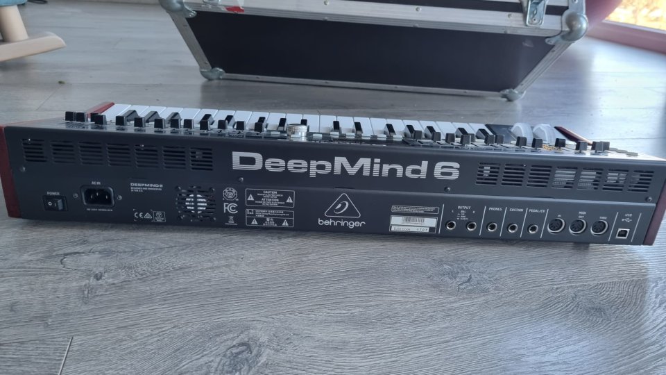 Sintetizador Behringer Deepmind 6 con Estuche Rígido - Buen estado