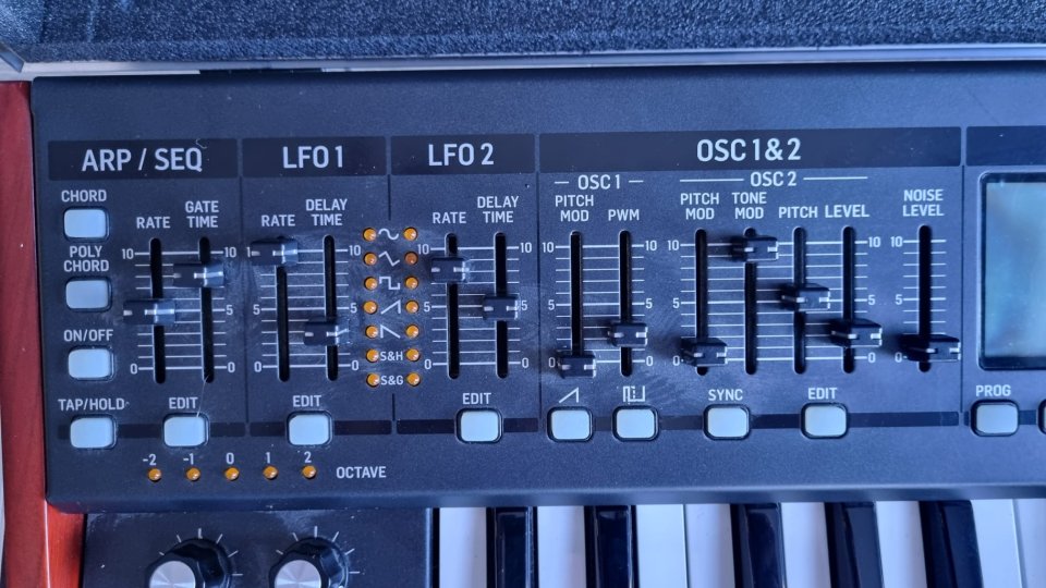 Sintetizador Behringer Deepmind 6 con Estuche Rígido - Buen estado