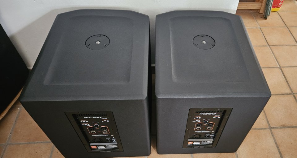 2 Subwoofer JBL PRX-715XLF con 3000Watios RMS.