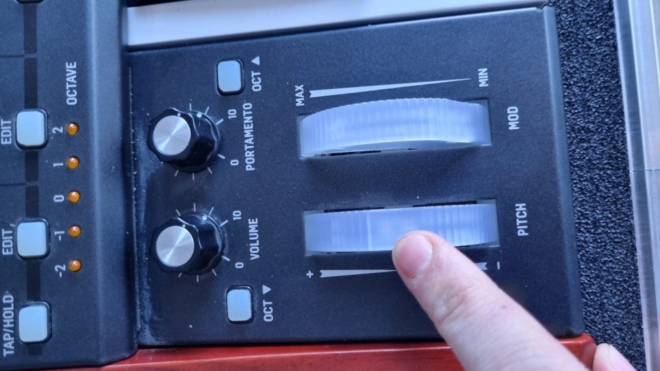 Sintetizador Behringer Deepmind 6 con Estuche Rígido - Buen estado