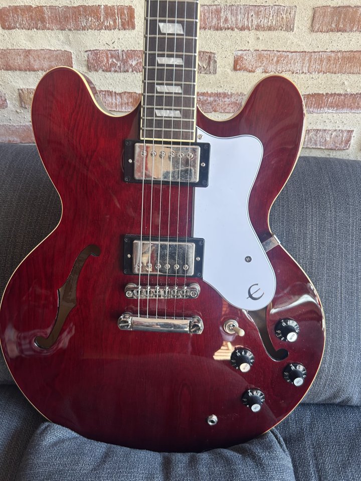 Epiphone Noel Gallagher (Nueva con Estuche) de segunda mano · Foto 2 de 3 · Valencia · 599 €