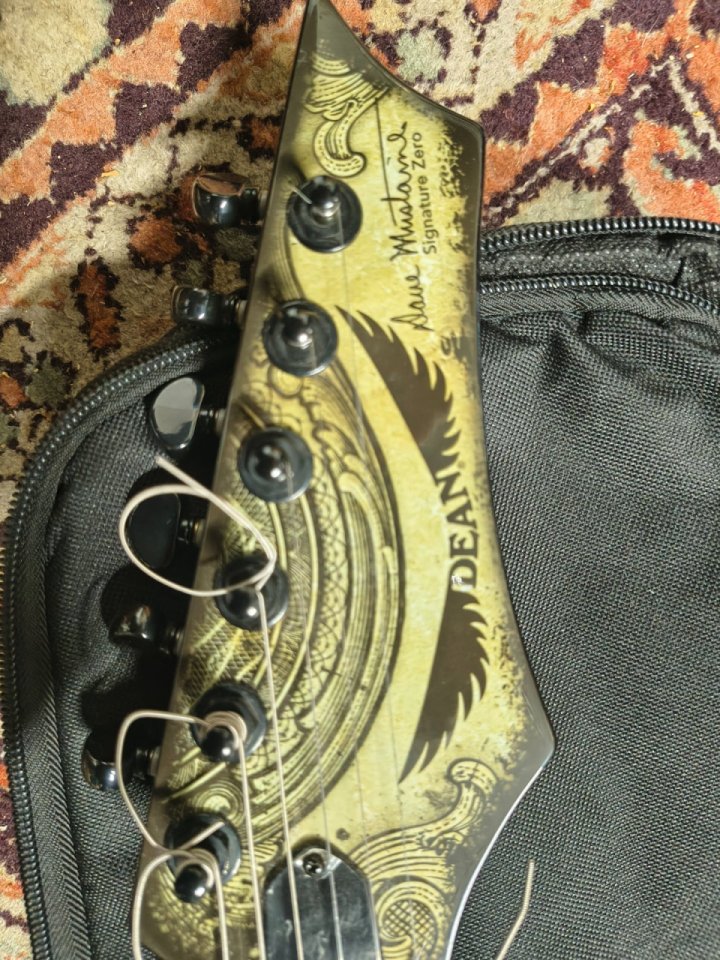 Stratocaster con EMG y Dean Explorer Dave Mustaine Signature Zero de segunda mano · Foto 8 de 10 · Gipuzkoa · 490 €