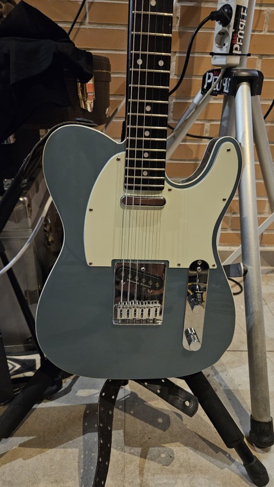 Vendo mis guitarras de segunda mano · Foto 4 de 4 · Madrid · 1 €