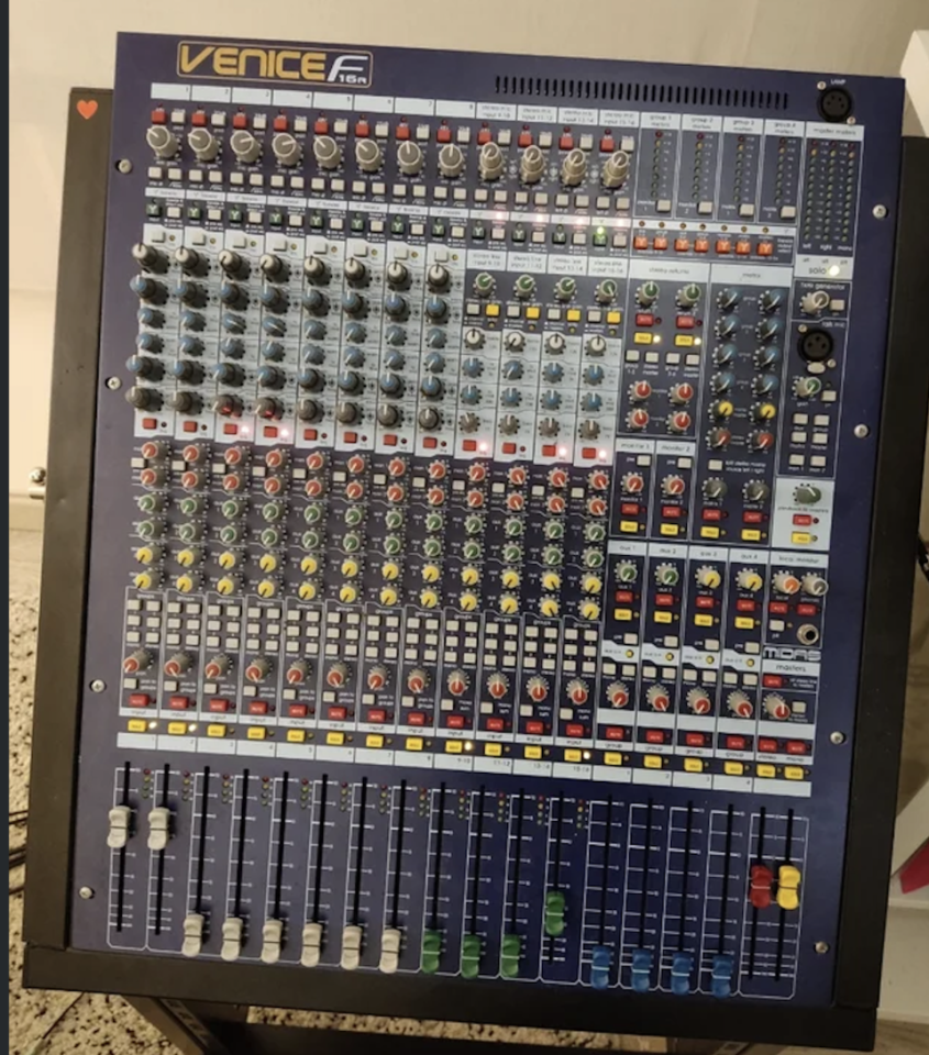 mesa de sonido MIDAS Venice F16 R