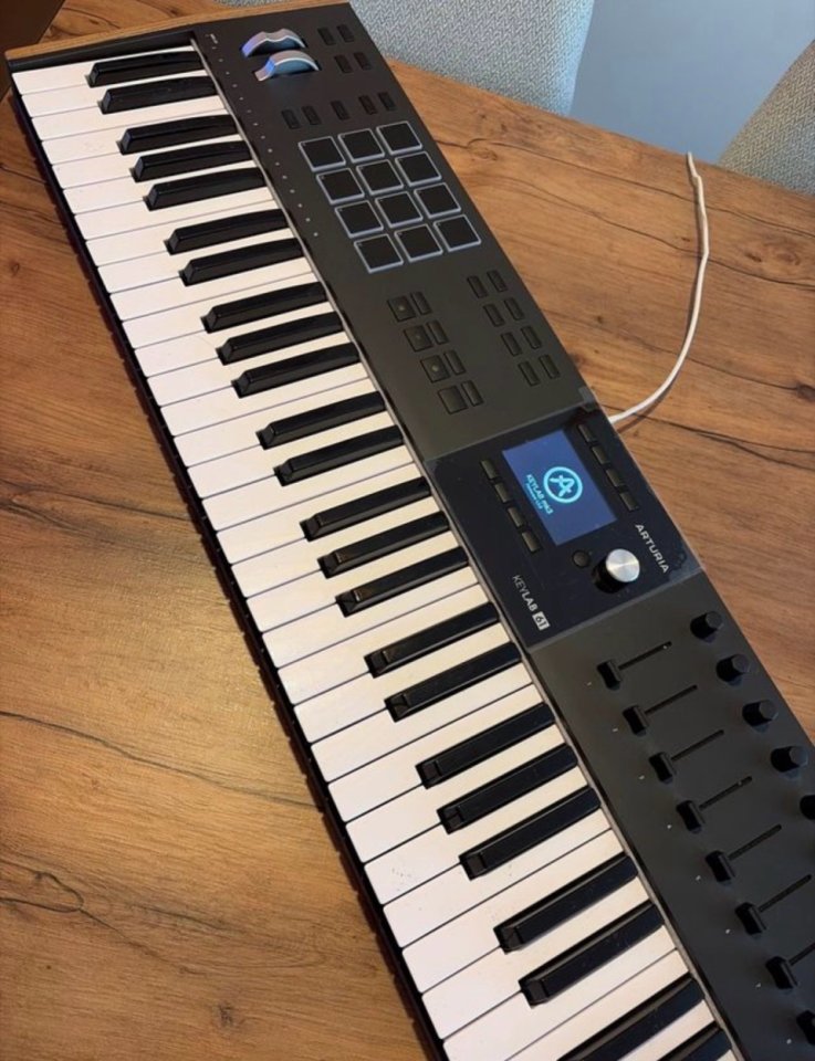 Arturia KeyLab 61 mk3 + V Collection 9 y Pigments de segunda mano · Foto 1 de 6 · Barcelona · 600 €
