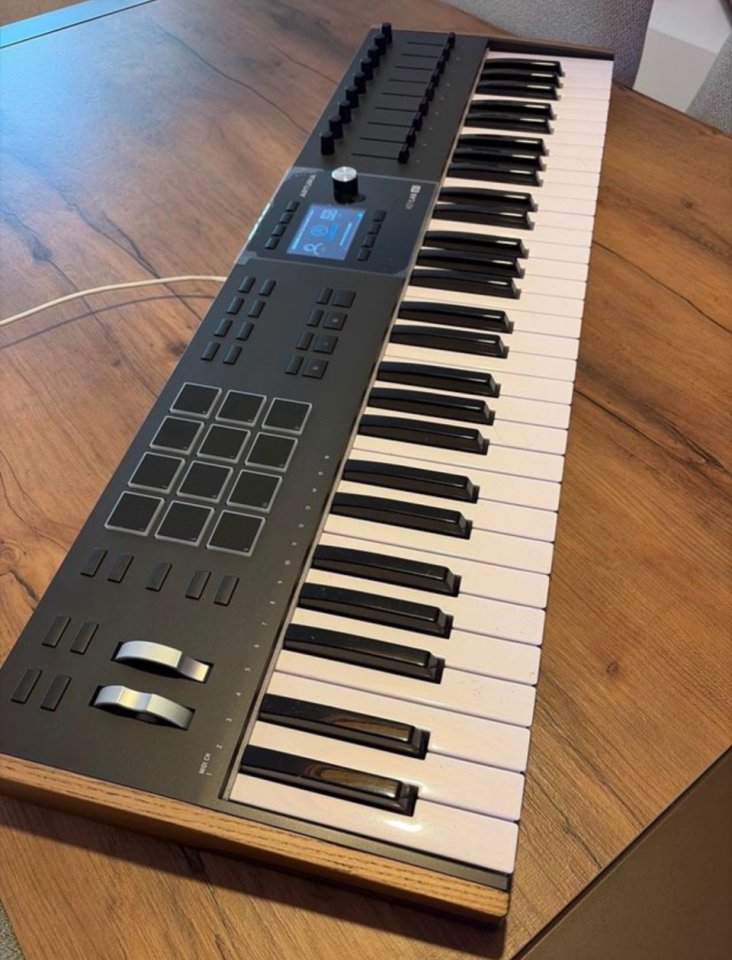 Arturia KeyLab 61 mk3 + V Collection 9 y Pigments de segunda mano · Foto 2 de 6 · Barcelona · 600 €