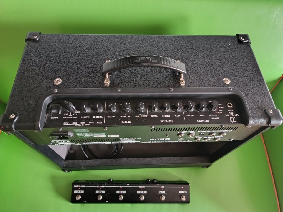 Boss katana 100 mk2 + pedal GA-Fc de segunda mano · Foto 3 de 7 · Cantabria · 230 €