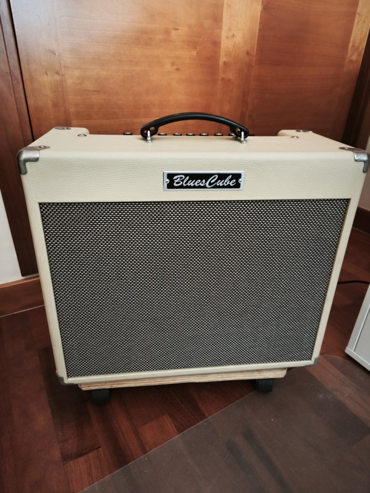 Amplificador Roland Blues Cube Stage de segunda mano · Foto 1 de 8 · Málaga · 500 €