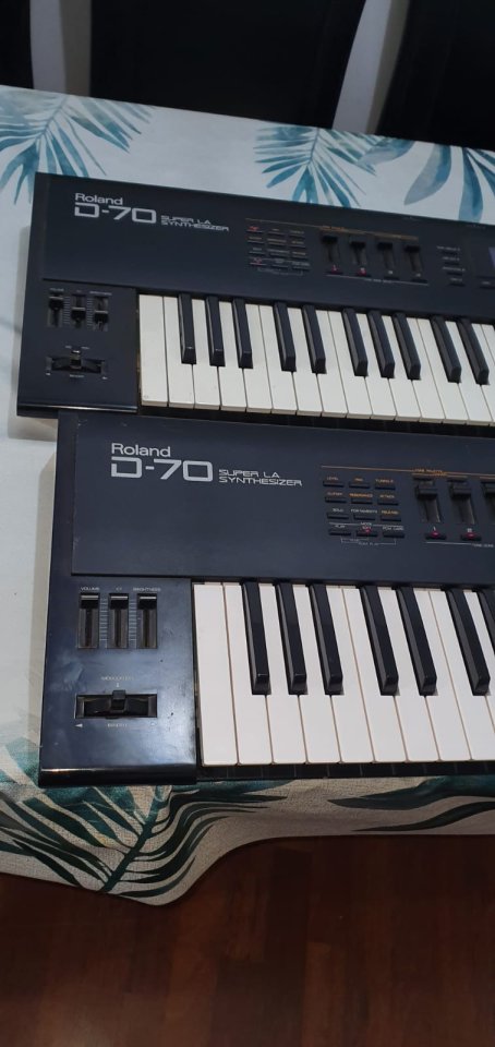 Dos sintetizadores Roland D-70
