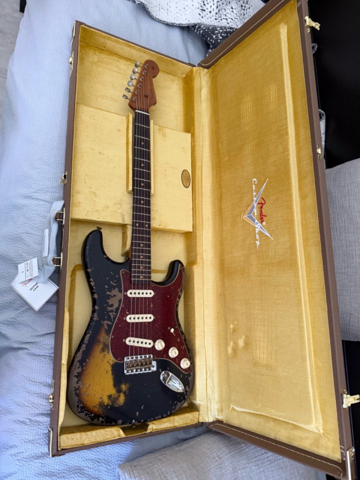 //Cambio Fender 60 Strat Roasted Super Heavy Relic Black over 2T Sunburst LIM ED