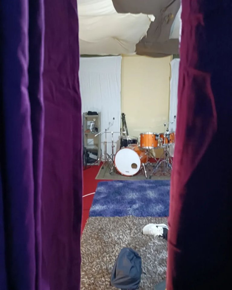 Se busca batería para grupo de rock alternativo estable y con local de segunda mano · A Coruña