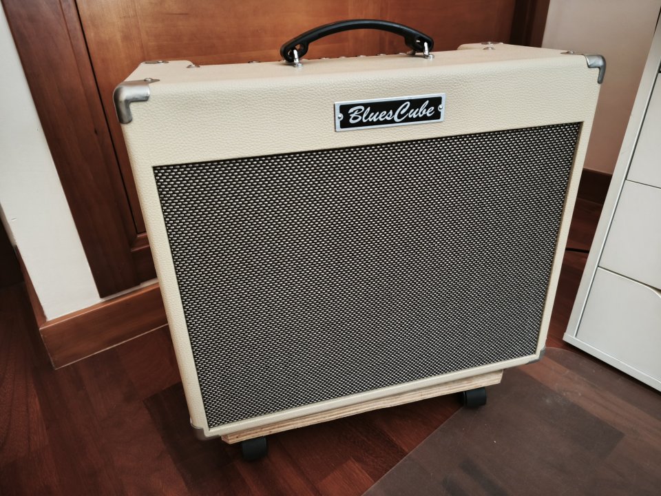 Amplificador Roland Blues Cube Stage de segunda mano · Foto 2 de 8 · Málaga · 500 €