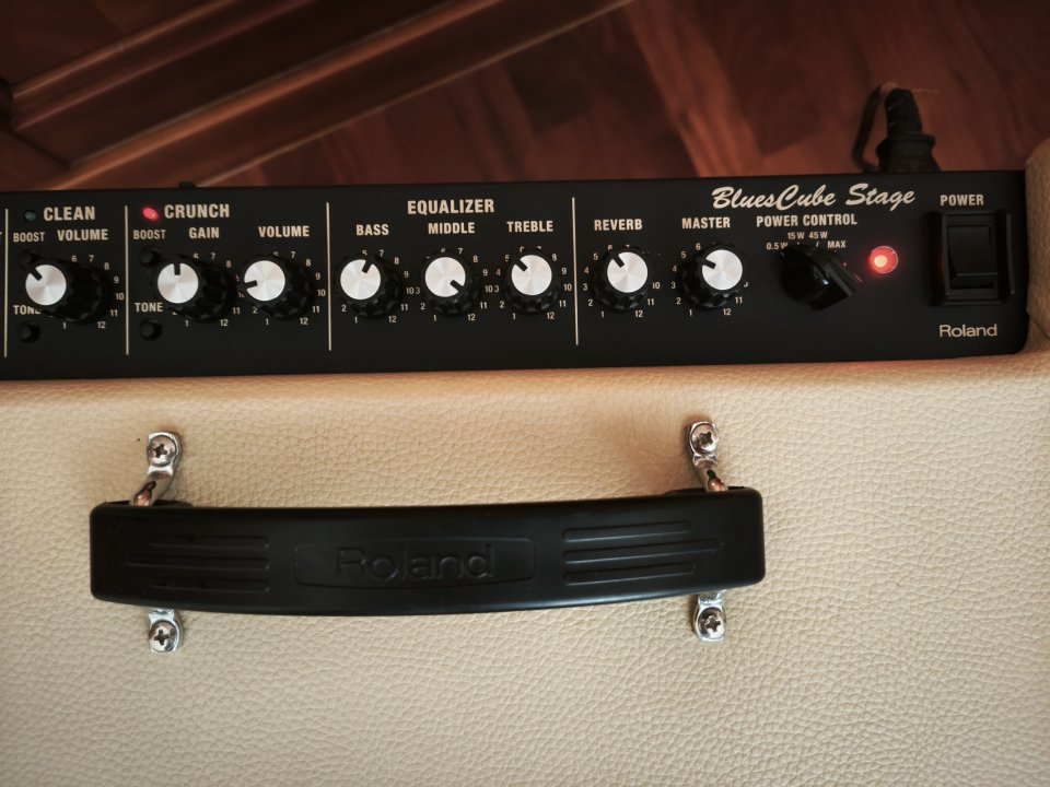Amplificador Roland Blues Cube Stage de segunda mano · Foto 4 de 8 · Málaga · 500 €