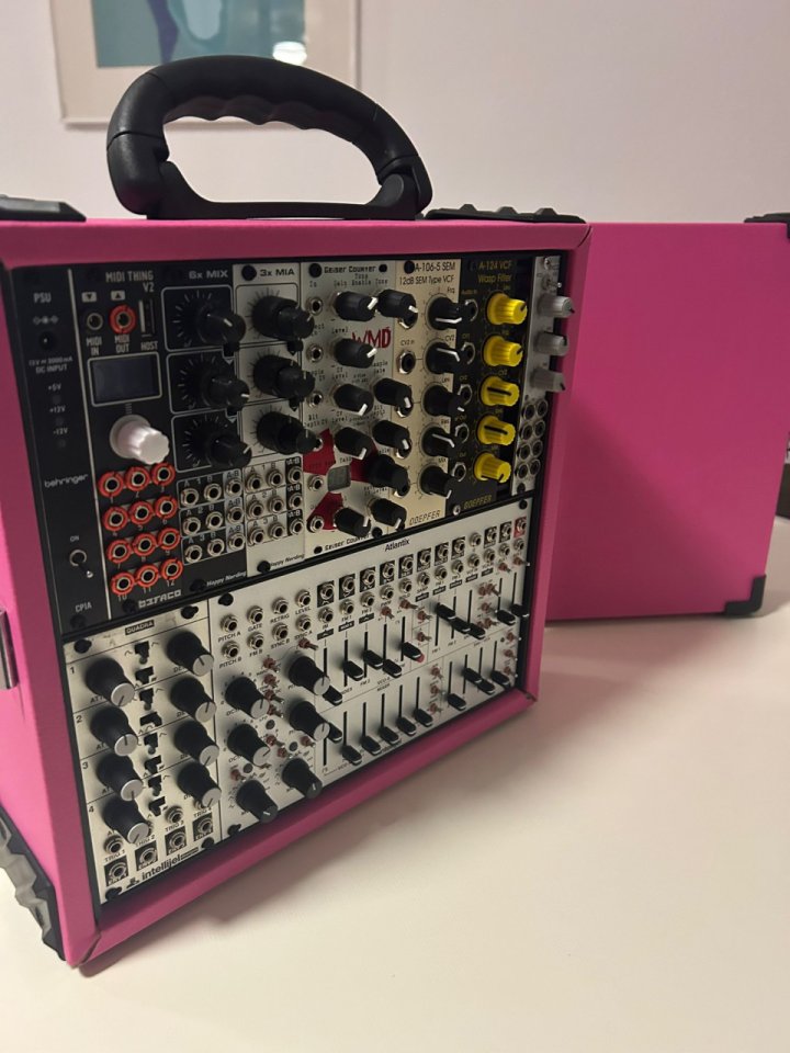 Rack Eurorack 54HP 2 Rows DIY Rosa + Fuente alimentación Behringer CP1A