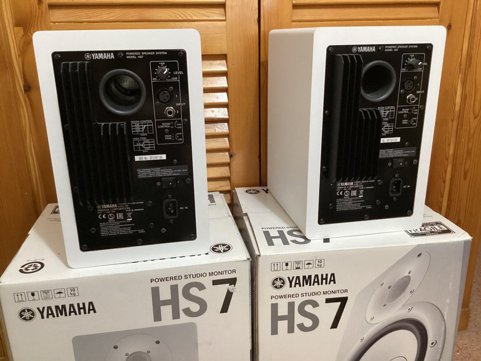 Pareja de monitores de estudio YAMAHA HS7 BLANCOS de segunda mano · Foto 2 de 8 · Murcia · 340 €
