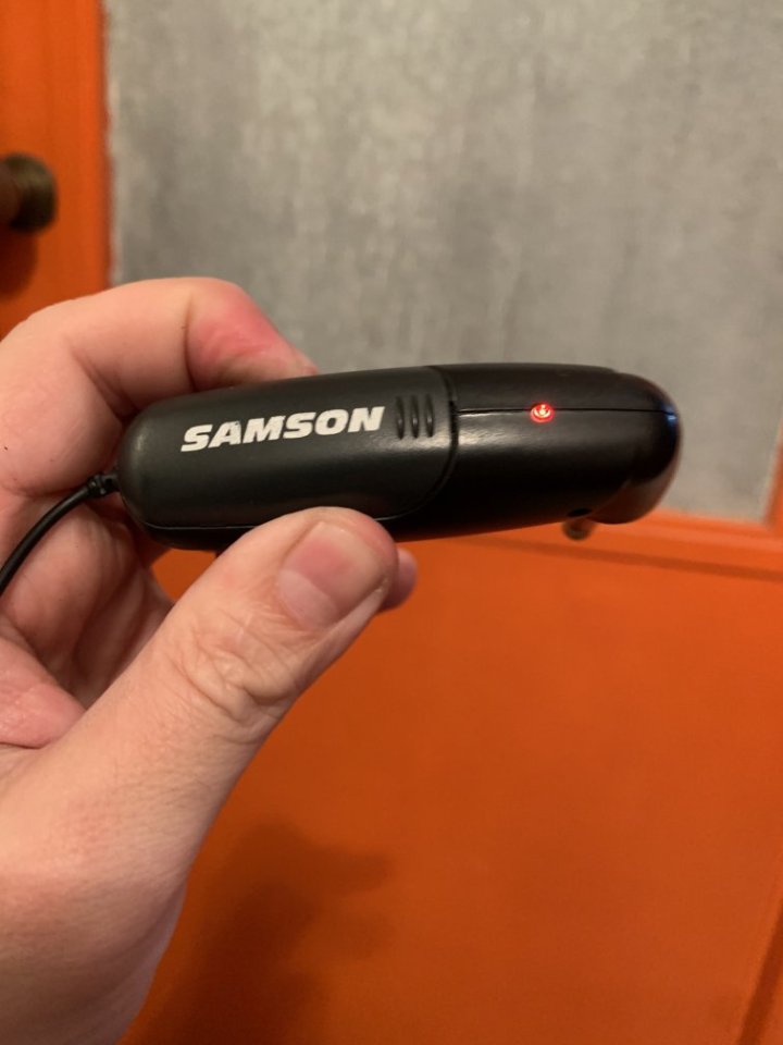 Samson Airline AP1 sistema inalámbrico "stompbox" con micrófono modelo AG1