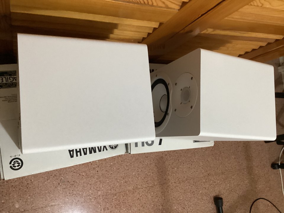 Pareja de monitores de estudio YAMAHA HS7 BLANCOS de segunda mano · Foto 7 de 8 · Murcia · 340 €