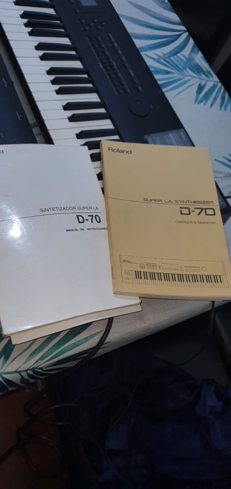 Dos sintetizadores Roland D-70