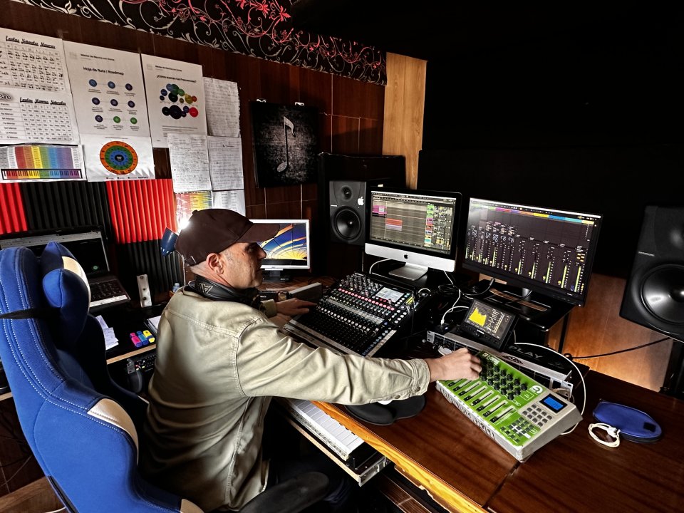 cursos de producción musical y Dj de segunda mano · Foto 1 de 5 · Granada