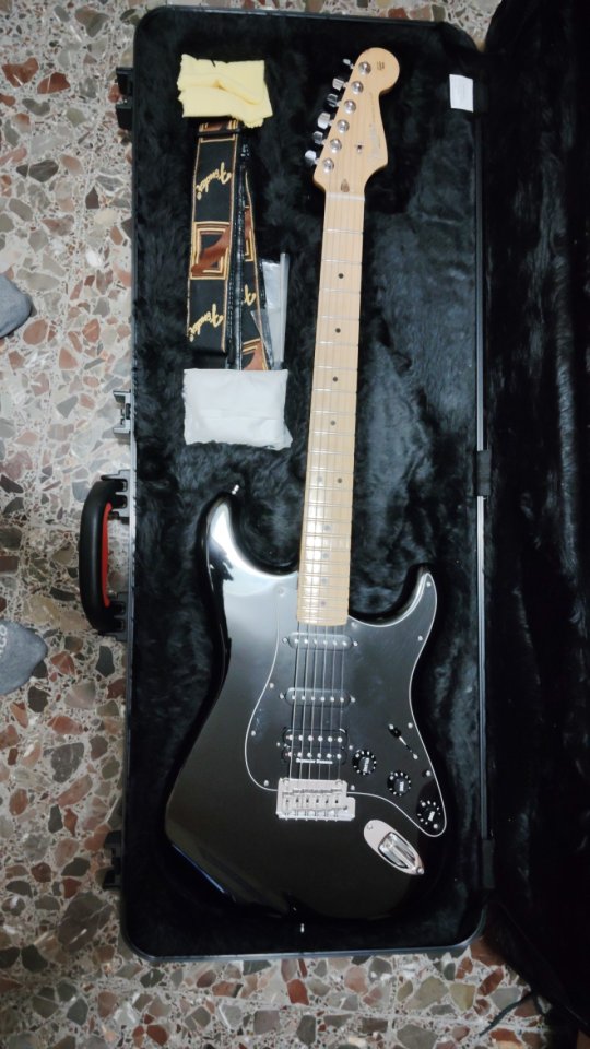 Fender Stratocaster American Standard de segunda mano · Foto 1 de 3 · Valencia · 1000 €