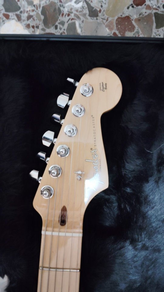 Fender Stratocaster American Standard de segunda mano · Foto 2 de 3 · Valencia · 1000 €