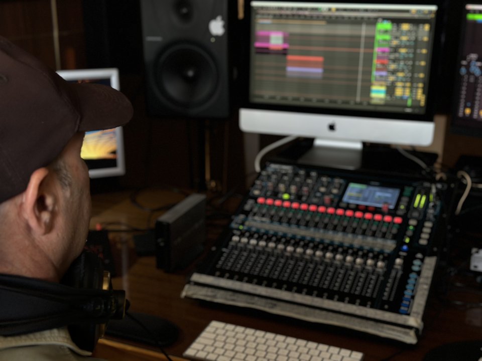 cursos de producción musical y Dj de segunda mano · Foto 3 de 5 · Granada