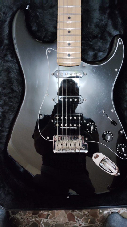 Fender Stratocaster American Standard de segunda mano · Foto 3 de 3 · Valencia · 1000 €