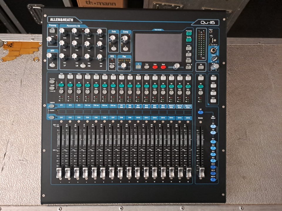 Mesa Digital Allen & Heath Qu 16 Con Tres Usos.