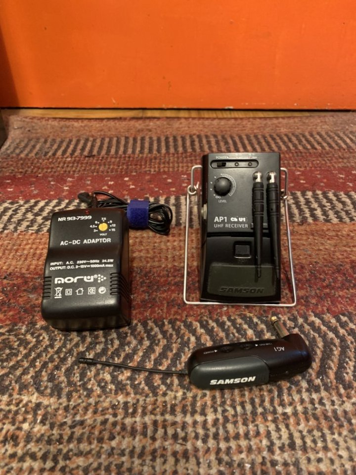 Samson Airline AP1 sistema inalámbrico "stompbox" con micrófono modelo AG1