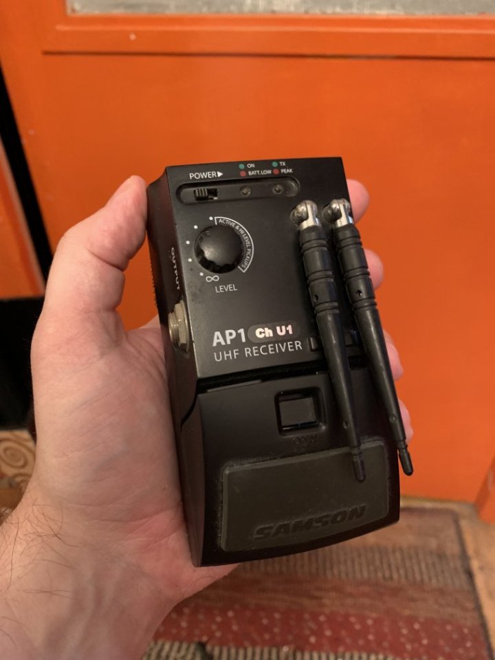 Samson Airline AP1 sistema inalámbrico "stompbox" con micrófono modelo AG1