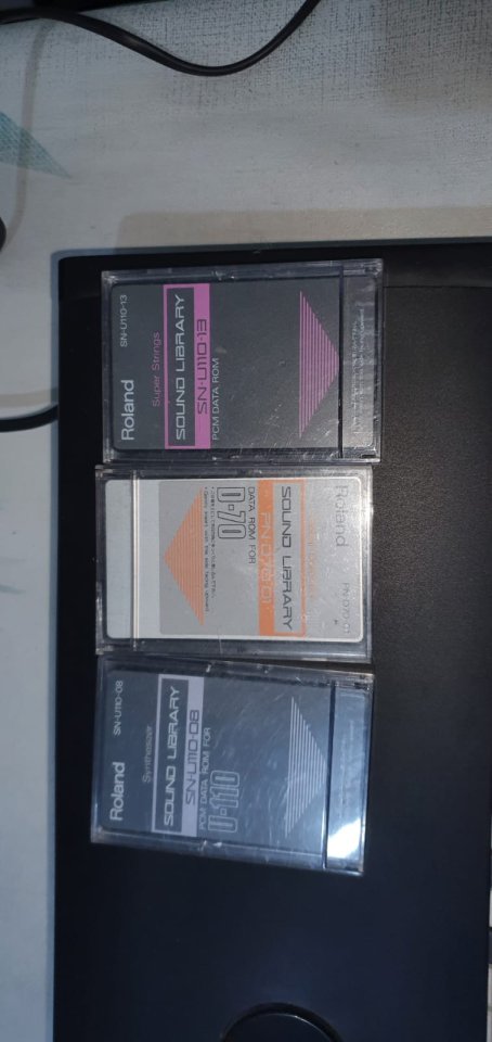 Dos sintetizadores Roland D-70