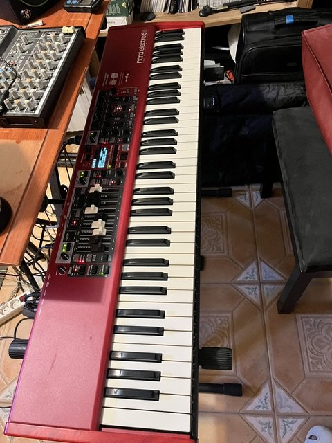 Nord Electro 6D 73 +Funda Cubre polvo Nord + Flightcase Duro 76 marca GATOR de segunda mano · Foto 1 de 10 · Madrid · 1700 €