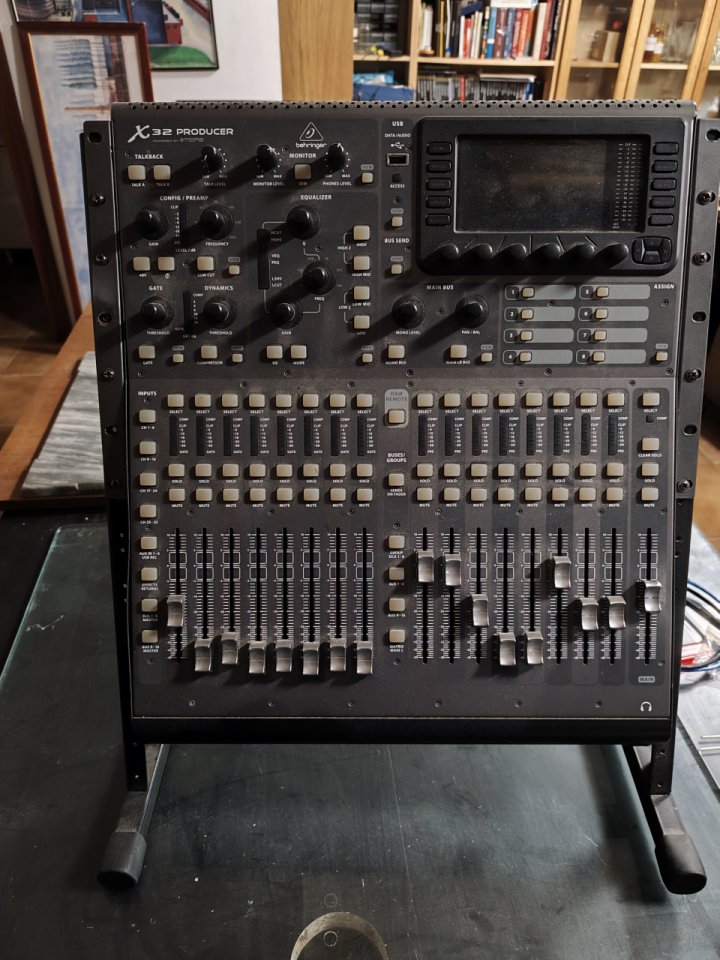 Mesa Digital Behringer X32 Producer + Soporte de segunda mano · Foto 1 de 2 · Barcelona · 1170 €