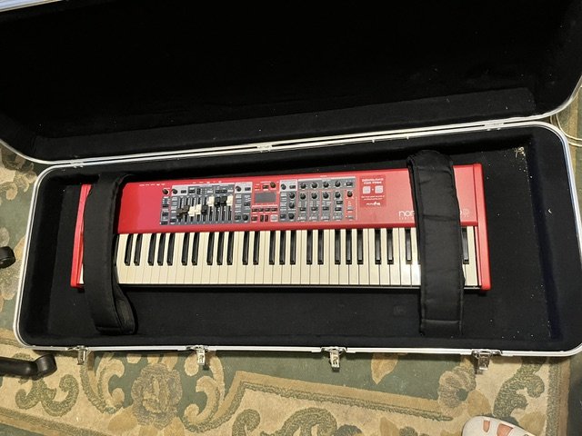 Nord Electro 6D 73 +Funda Cubre polvo Nord + Flightcase Duro 76 marca GATOR de segunda mano · Foto 10 de 10 · Madrid · 1700 €