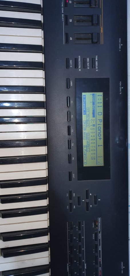 Dos sintetizadores Roland D-70